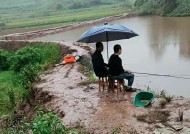 雨天钓鱼技巧与位置（挑选合适的地点与灵活运用钓鱼技巧）