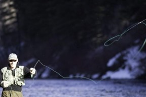 岳老二钓鱼技巧——钓鱼高手的秘密武器（探秘岳老二的钓鱼技巧）