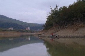 秋季人工湖钓鱼技巧（享受丰收季的湖钓乐趣）