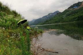 秋季小河涨水钓鱼技巧（挑战小河涨水）