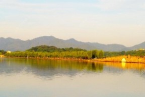 梅雨季节河道钓鱼技巧（悠闲休闲）