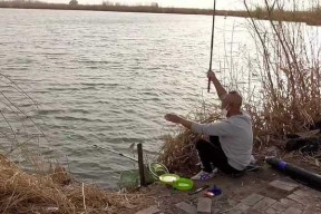 夏季大风下的钓鱼技巧（战胜风浪）