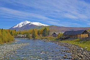 雪山溪流钓鱼的技巧与方法（探寻雪山溪流中的捕鱼窍门）