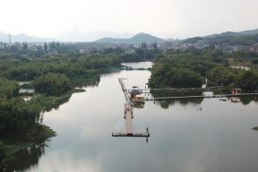 河道暗钩钓鱼技巧（探秘河道暗钩钓鱼的绝技）