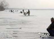 雪天钓鱼（寒冬中的渔乐之道）