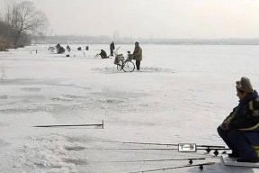 雪天钓鱼（寒冬中的渔乐之道）