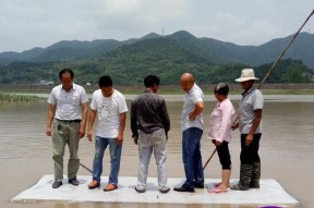 平板船钓鱼技巧教学（掌握平板船钓鱼技巧）