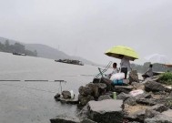 夏天下雨天钓鱼技巧（雨天池塘钓鱼）