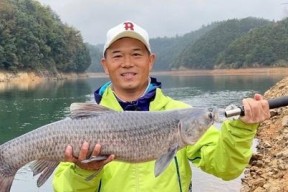 夏天手杆遇草塘钓鱼技巧（轻杆轻装出奇招）