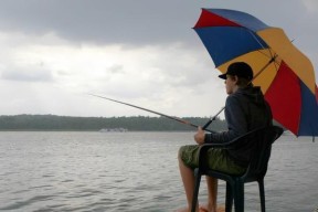 雨后钓鱼的技巧与秘诀（新手教程带你轻松成为钓鱼高手）