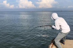 大风浪中钓鱼技巧（应对恶劣天气，垂钓无忧）