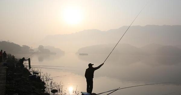 冰湖钓鱼上钩技巧（掌握冰湖钓鱼技巧提高钓鱼成功率）  第1张