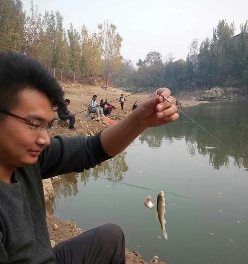 冰面钓鱼的技巧与方法（轻松钓鲫鱼，享受冰上垂钓乐趣）  第1张