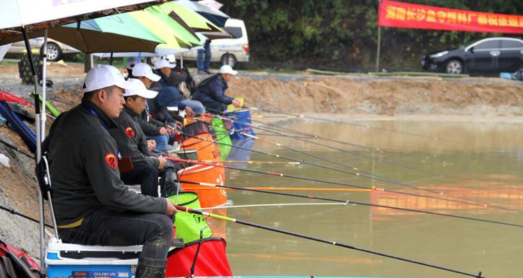 垂钓的乐趣与技巧（探索湖海间的快乐生活）  第1张