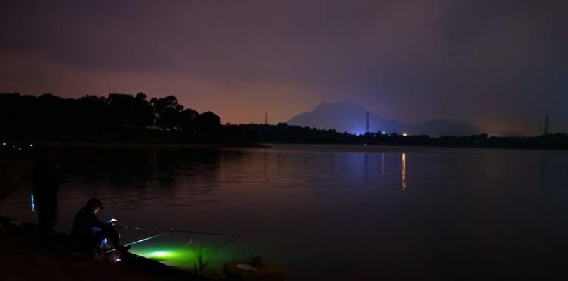 春夜钓鱼的技巧与方法（享受春夜，畅快垂钓）  第1张