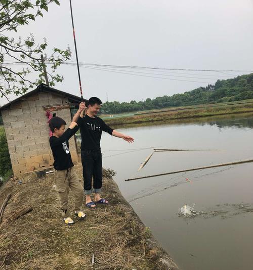 春夏鱼塘钓鱼，选择钓位也有技巧（钓位选择，提升钓鱼成功率的秘诀）  第1张