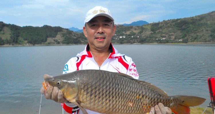 掌握打窝技巧，钓得满篮鲤鱼（以配方野钓鲤鱼为主，技巧助你大获成功）  第1张