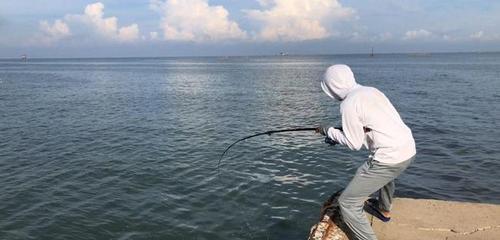 大风浪中钓鱼技巧（应对恶劣天气，垂钓无忧）  第1张