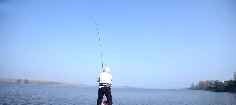 大风天气下钓鱼的技巧（钓鱼技巧、装备选择和安全注意事项）  第1张