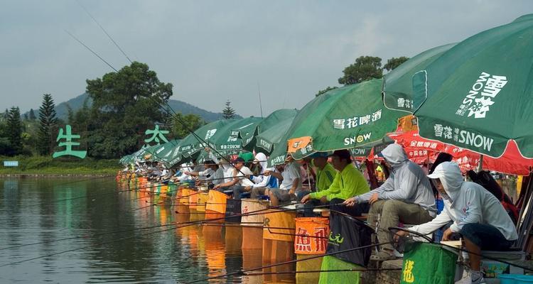 夏日钓鱼技巧（冷眼观察水情，善用饵料诱鱼）  第3张