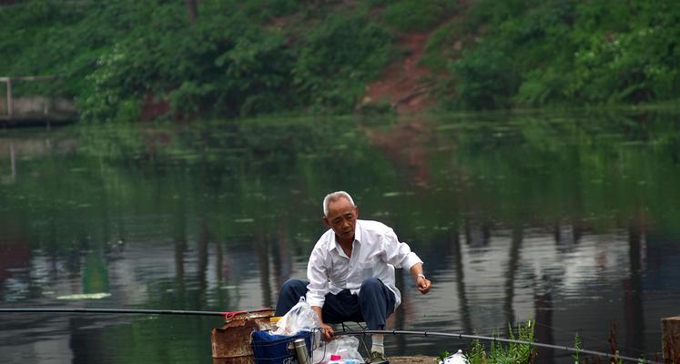 钓鱼技巧与讲解（掌握钓鱼技巧，享受捕鱼乐趣）  第1张