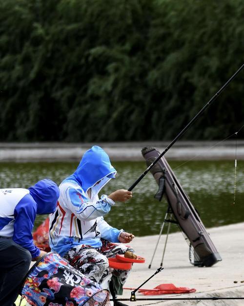 掌握钓鱼提竿技巧，轻松捕获大鱼（钓鱼技巧的关键在于提竿，快来了解正确的姿势吧！）  第1张