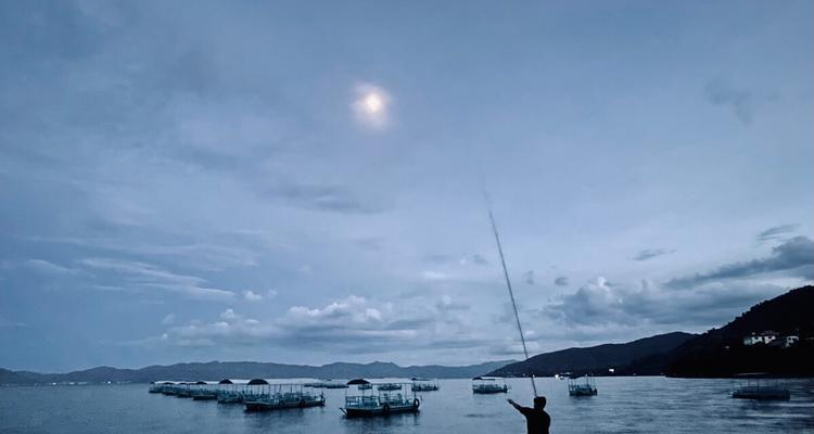 夜钓湖泊技巧（探索东莞湖泊夜钓的技巧与经验）  第3张