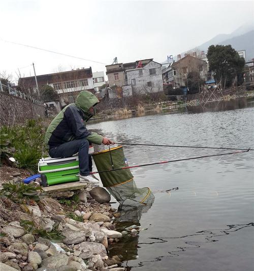 冬钓抛竿钓鲫鱼的绝妙技巧（冬季寒冷，抛竿钓鲫鱼的技巧让你温暖过冬）  第2张