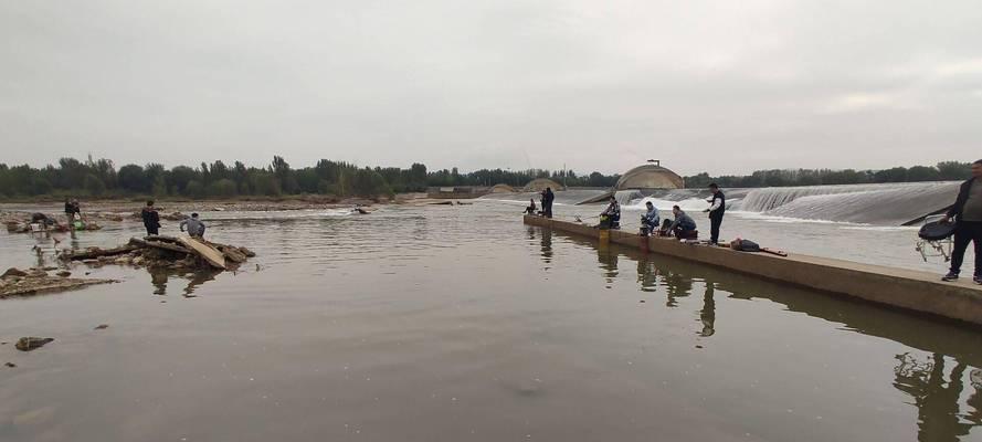 冬天肥水坑钓鱼技巧（寒冬中寻找温暖的捕食地）  第2张