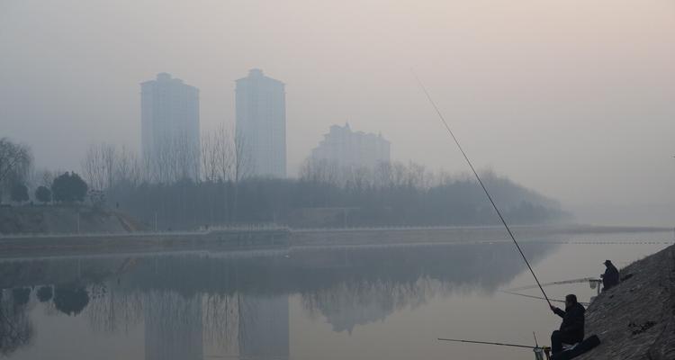 冬天光膀子钓鱼技巧（寒冷季节下的有效方法和注意事项）  第2张