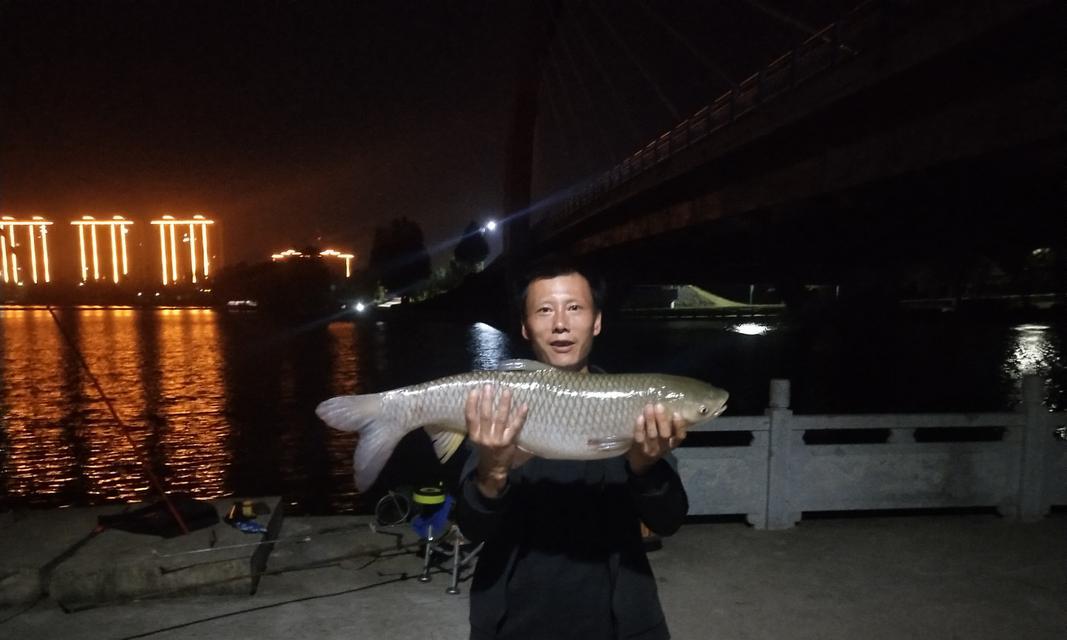 高温夜钓技巧（夏日高温下提高夜钓成功率的实用技巧）  第1张