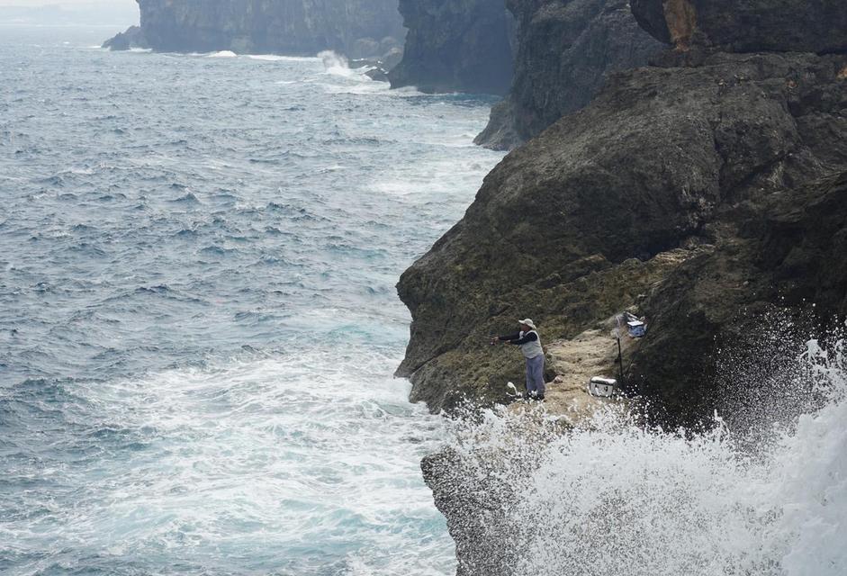 海浪大涨潮下的钓鱼技巧（如何在海浪大涨潮时提高钓鱼成功率）  第1张