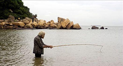 海中钓鱼技巧大揭秘（掌握海中钓鱼的专业技巧）  第3张