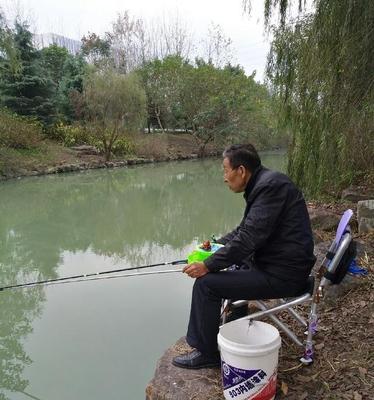 寒露季节野河钓鱼技巧（提高钓鱼成功率的关键技巧）  第1张