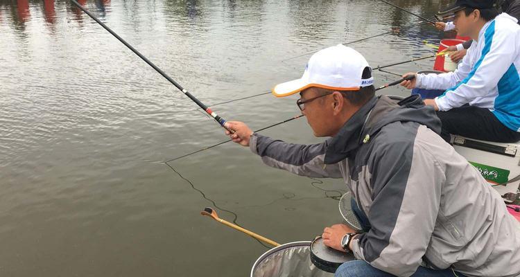 河边垂钓技巧（钓鱼爱好者必备的海竿技巧与经验）  第3张