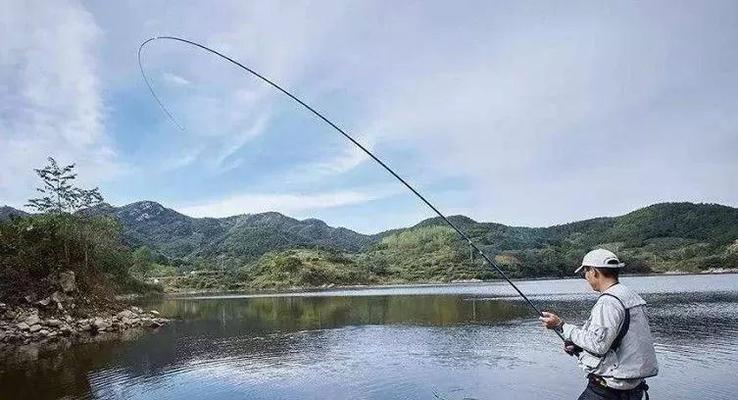 湖库近岸深水区钓鱼的五个技巧（提高钓鱼效果的关键诀窍）  第1张