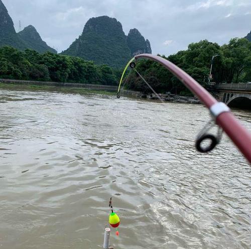 江河涨水垂钓选钓位技巧（寻找合适钓位的关键技巧）  第3张