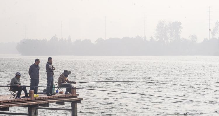 老人河边钓鱼的乐趣（细说老人钓鱼的技巧与心得）  第1张