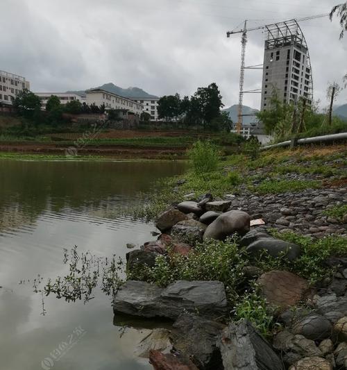 秋雨中的钓鱼乐趣（以秋季下雨钓鱼技巧）  第1张