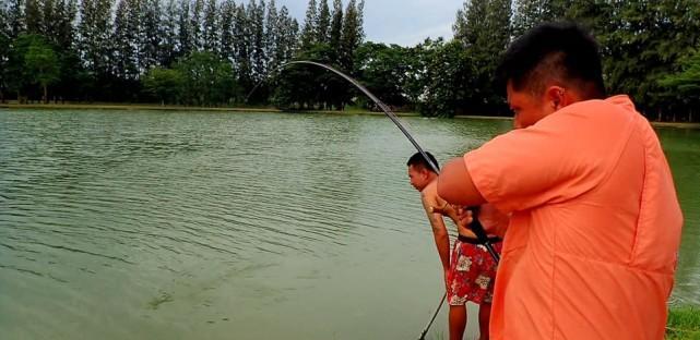 死水河的肥水钓鱼技巧（让你在死水河中轻松钓到丰收的秘籍）  第1张