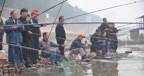 江边钓鱼技巧——乐享自然的捕获之旅（江边钓鱼技巧）  第1张