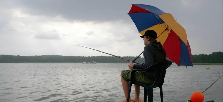 雨后钓鱼的技巧与秘诀（新手教程带你轻松成为钓鱼高手）  第1张