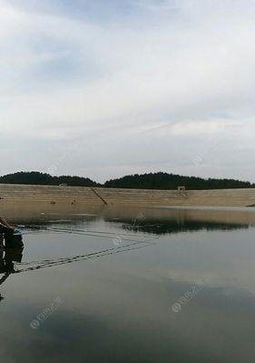 夏季北方水库钓鱼技巧（享受夏日湖畔钓鱼乐趣的技巧与经验）  第1张