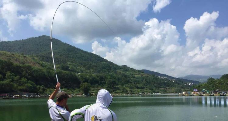 夏日高温钓鱼技巧（应对炎热天气的钓鱼技巧）  第1张