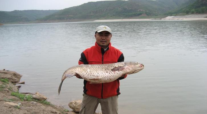 夏日野钓抛竿技巧与方法（轻松享受钓鱼乐趣）  第1张