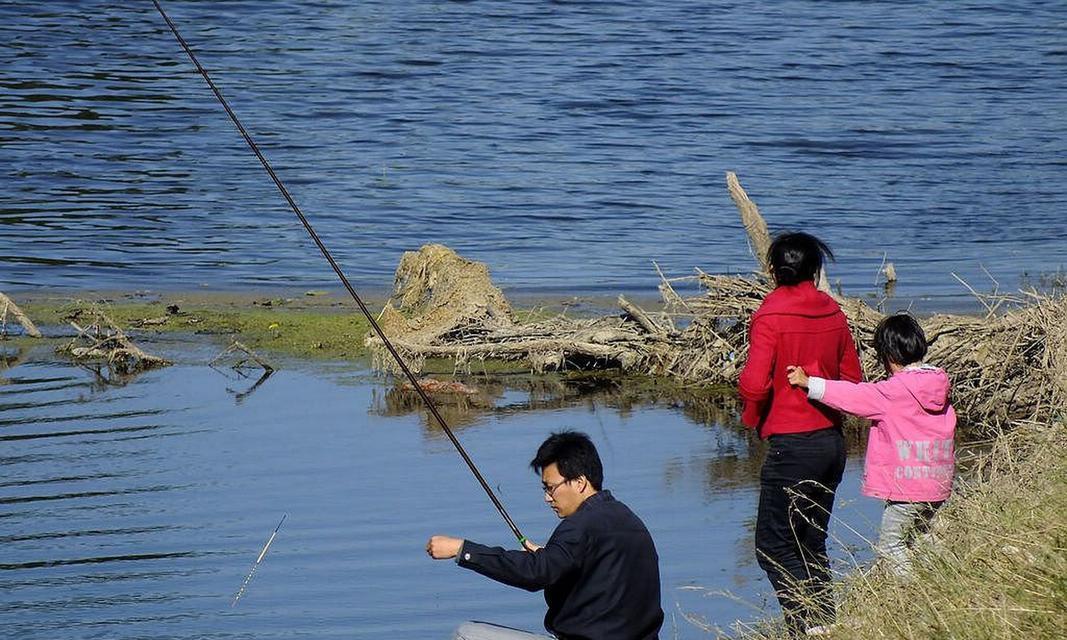 探寻新颖海滩钓鱼技巧（简单实用的钓鱼技巧助你尽享海滩乐趣）  第1张