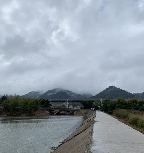 雨季钓鱼技巧（享受雨中的丰盛收获）  第2张