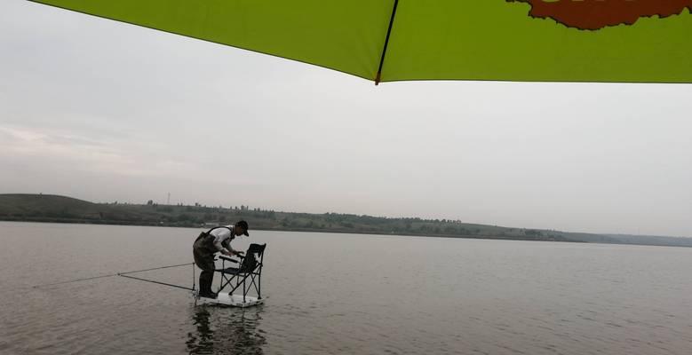 雨水季节水库钓鱼技巧（享受雨天美食的钓鱼乐趣）  第2张