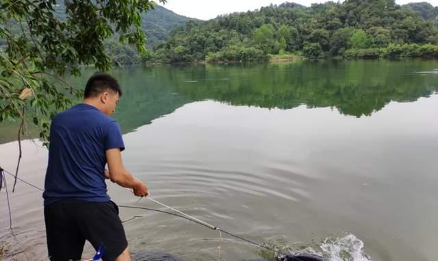 雨天钓鱼技巧（让你在雨天享受钓鱼的乐趣）  第1张