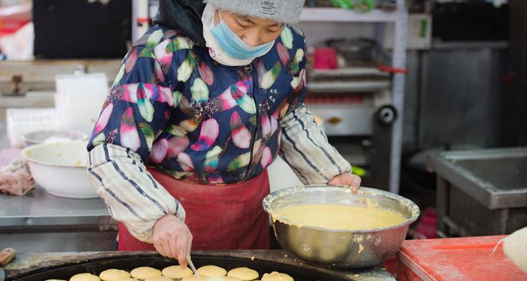 以蒸玉米饼钓鱼的方法和技巧（利用蒸玉米饼制作的鱼饵钓鱼）  第3张